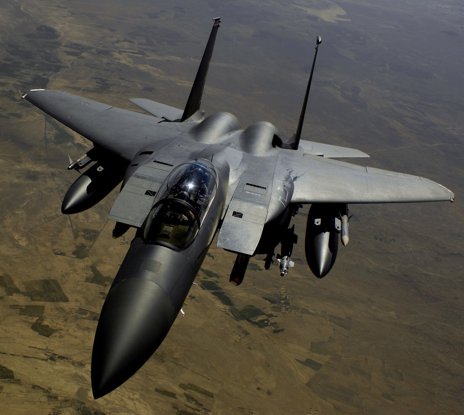 Arafed fighter jet flying in the sky over a desert area (aircraft, army, jet)