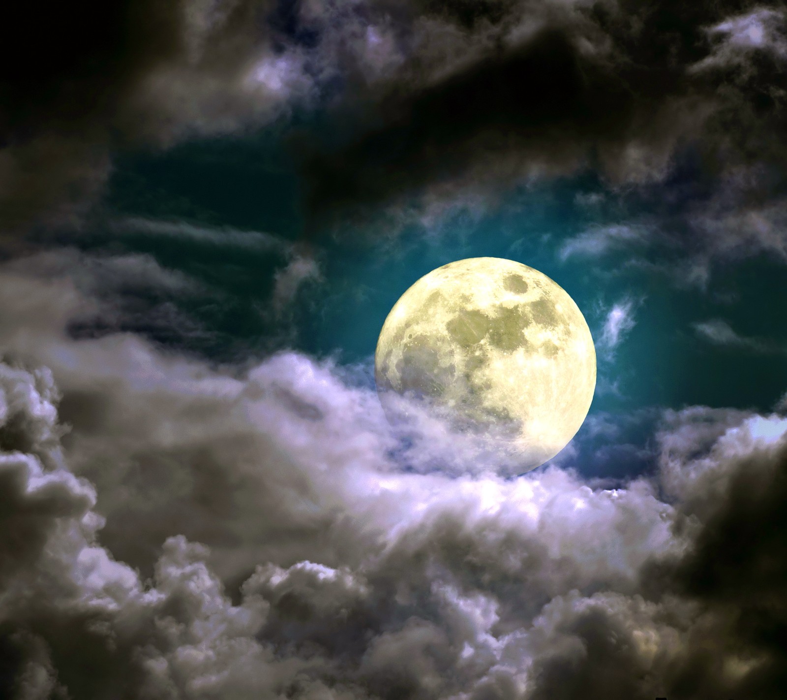 Une image arabe d'une pleine lune dans un ciel nuageux (fond de nuit, nuages de lumière de lune)