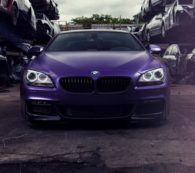 Carro BMW roxo em um cenário de ferro-velho