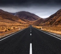 Ruhige Asphaltstraße durch die dramatische Landschaft Neuseelands