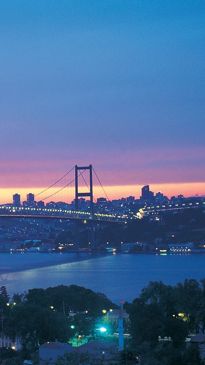 Grande cidade Istambul: Pôr do sol sobre a Ponte do Bósforo