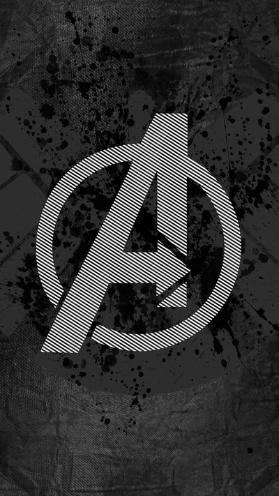 Stilisierte Avengers-Logo auf einem strukturierten schwarzen Hintergrund mit Spritzereffekten.