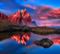 Picos majestosos refletidos em águas tranquilas ao anoitecer