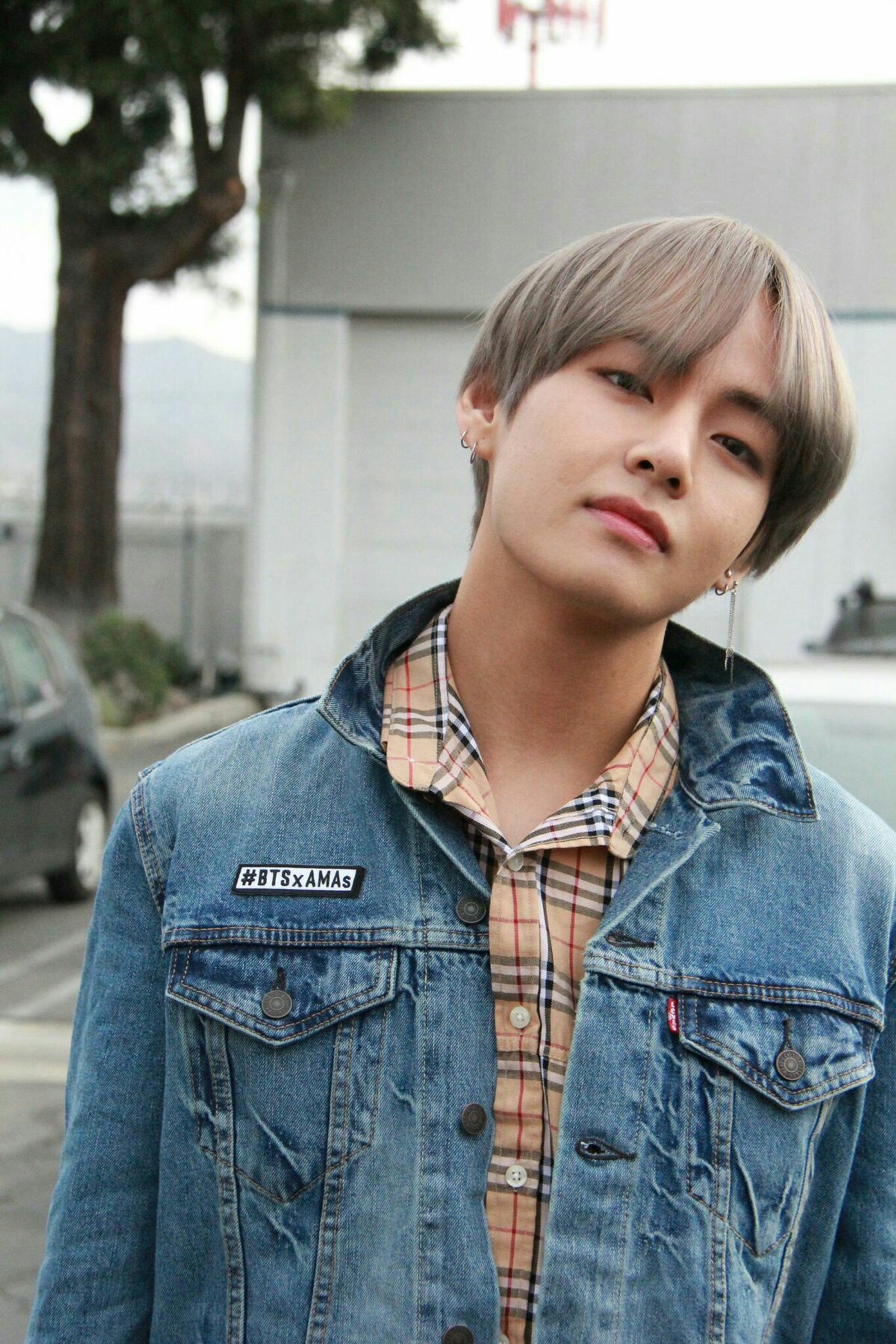 Homme en veste en jean debout dans un parking (bangtan, bangtan boys, bangtanboys, bts, taehyung)