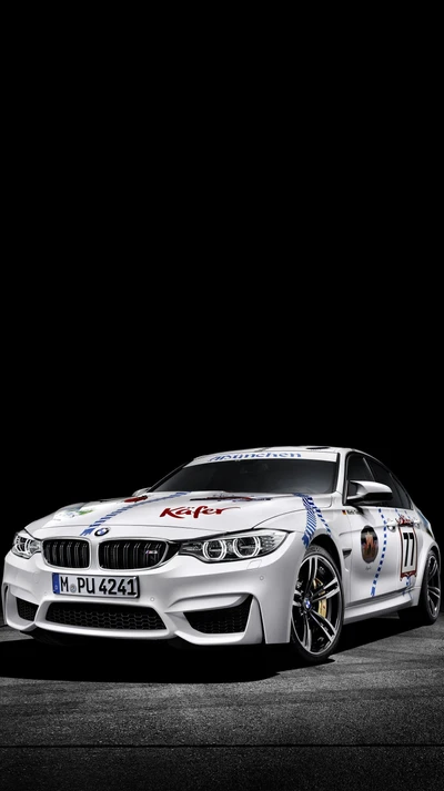 BMW M3 branco com adesivos de corrida contra um fundo preto.