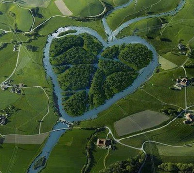 Île en forme de cœur entourée d'eaux sereines et de verdure luxuriante