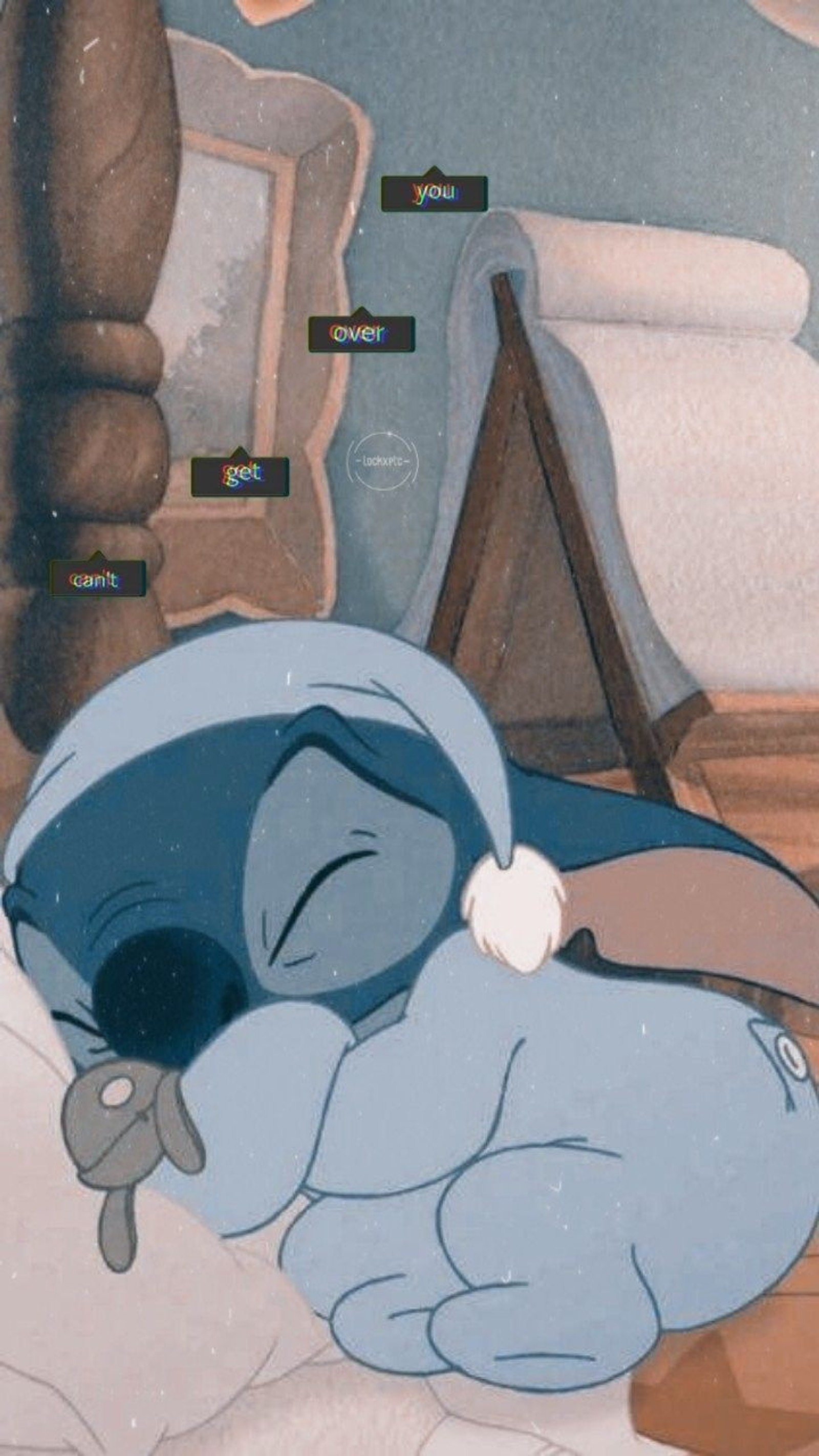 Personagem da disney dormindo em uma cama com um brinquedo de pelúcia (amor, stitch, stich)