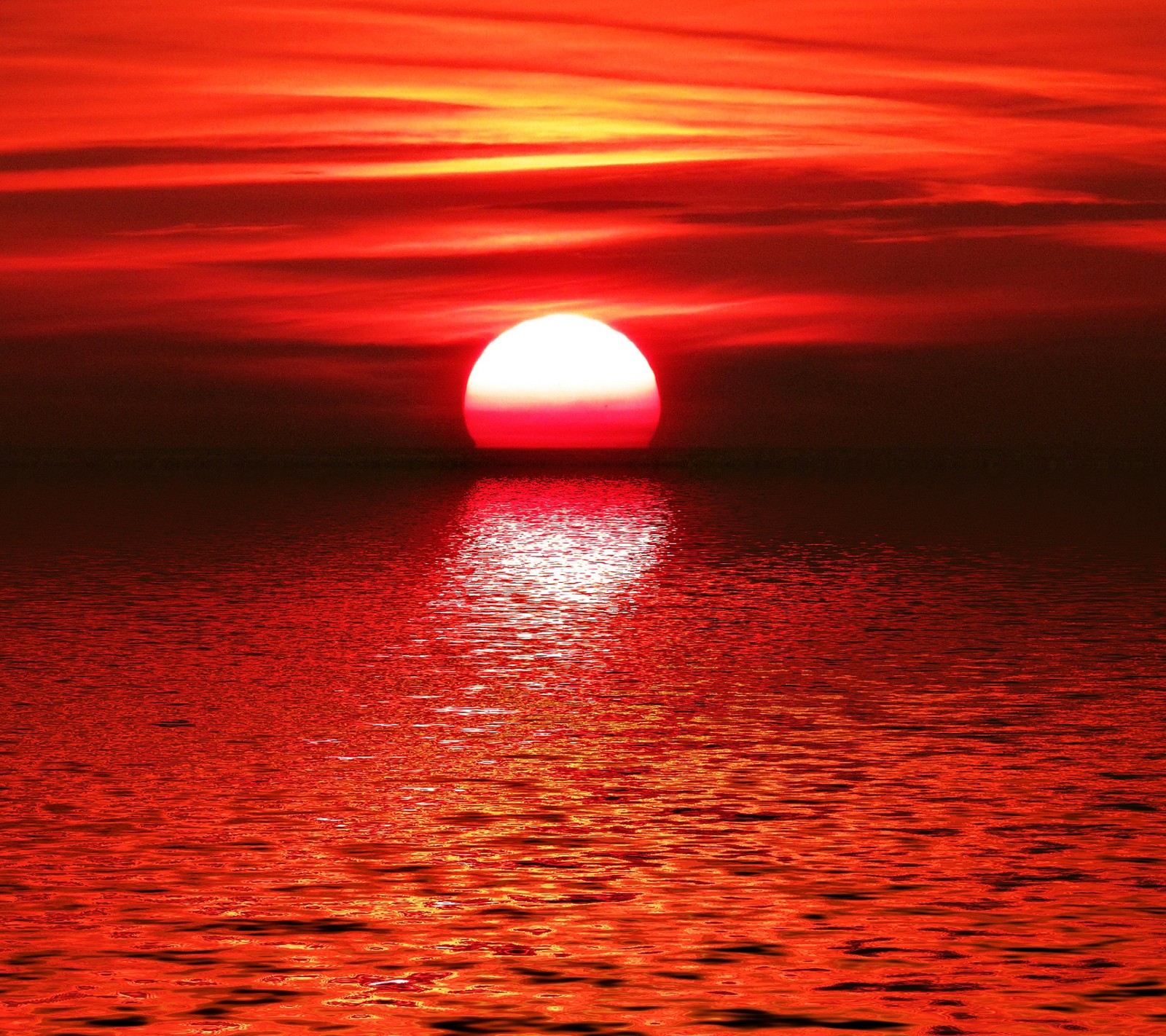 A close up of a sun setting over a body of water (lg, nexus, red sunset, sea)