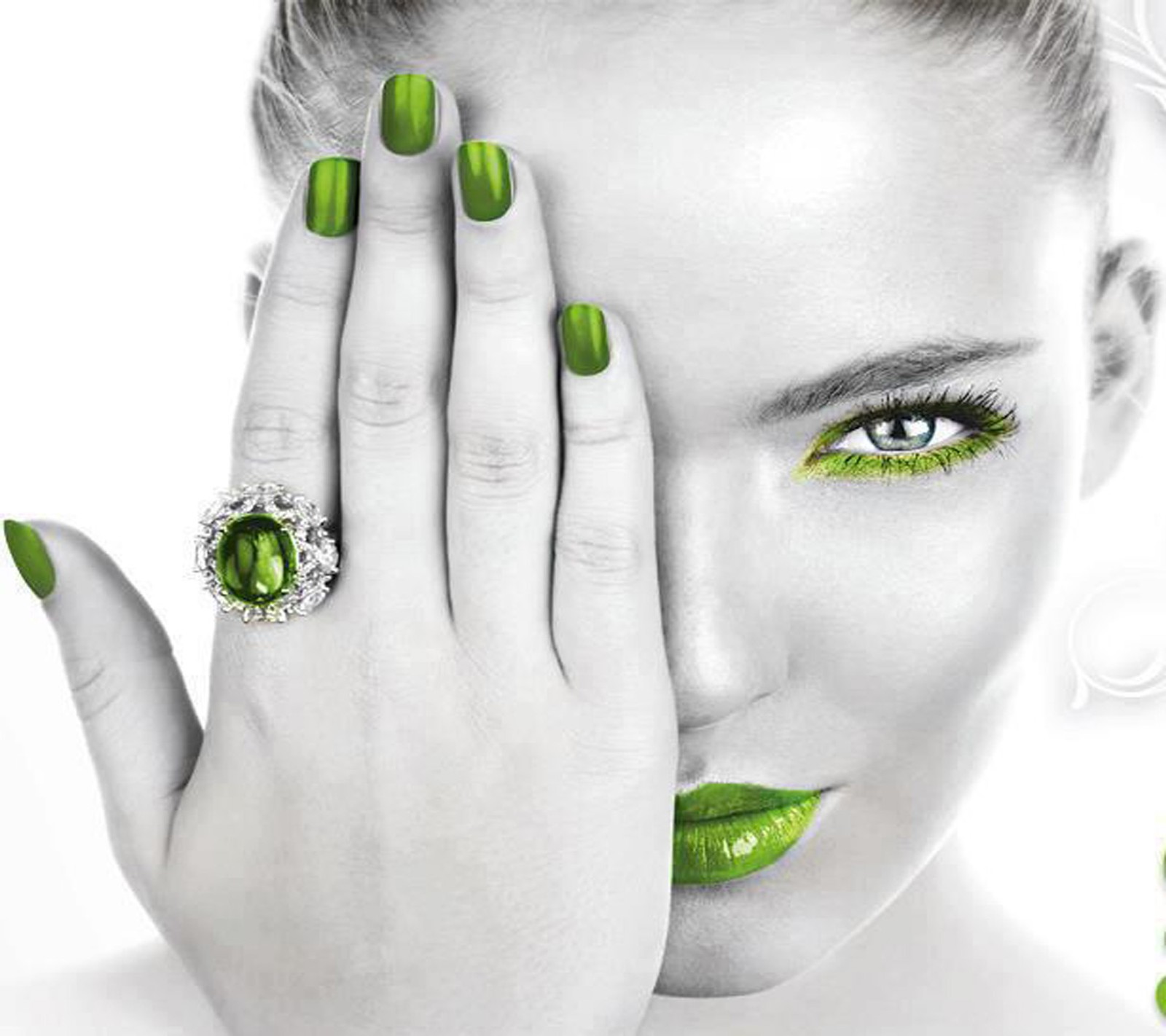 Une femme arabe avec des ongles verts et du rouge à lèvres vert tenant une bague. (beauté, sensuel)