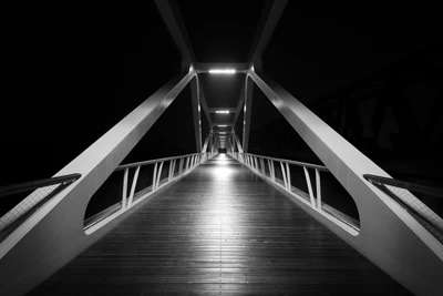 Pont symétrique noir et blanc illuminé dans l'obscurité