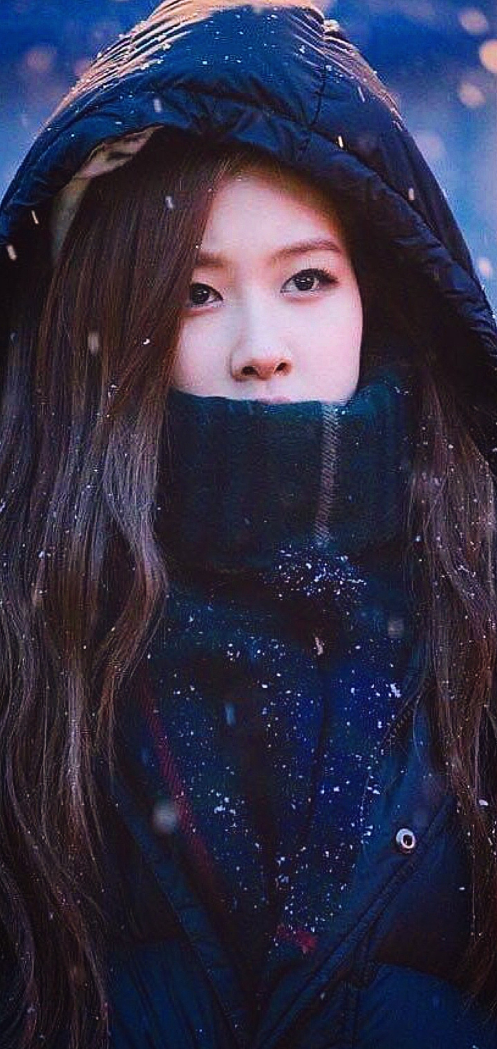 Femme arabe en veste bleue et écharpe noire avec une capuche sur le visage (blackpink, k pop)