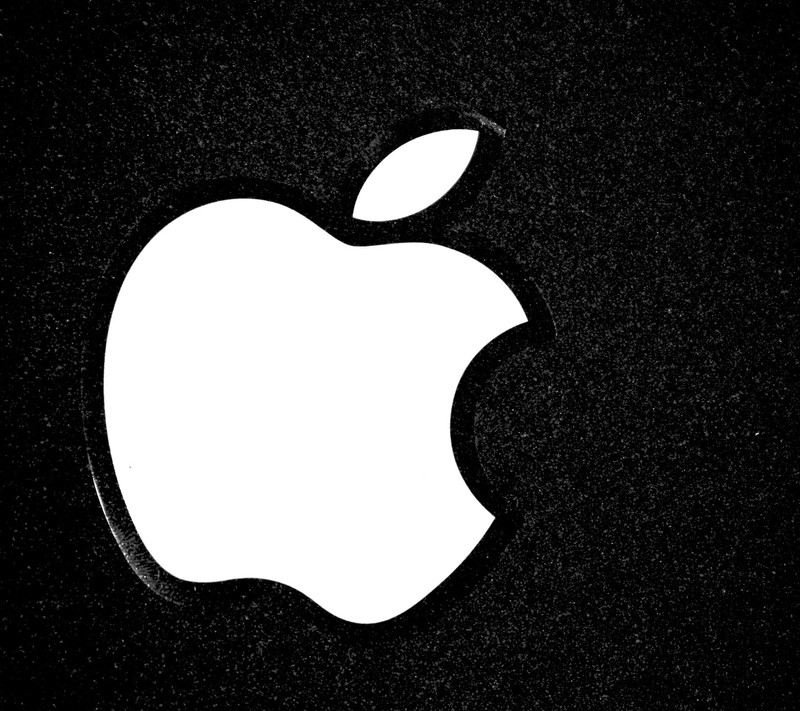 Логотип apple на черном фоне (яблоко, чёрный, бренд, логотип, технология)