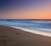 Ligne de rivage sereine au coucher du soleil