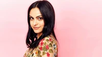 Camila Mendes: Feier der Schönheit und Eleganz in einem floralen Ensemble