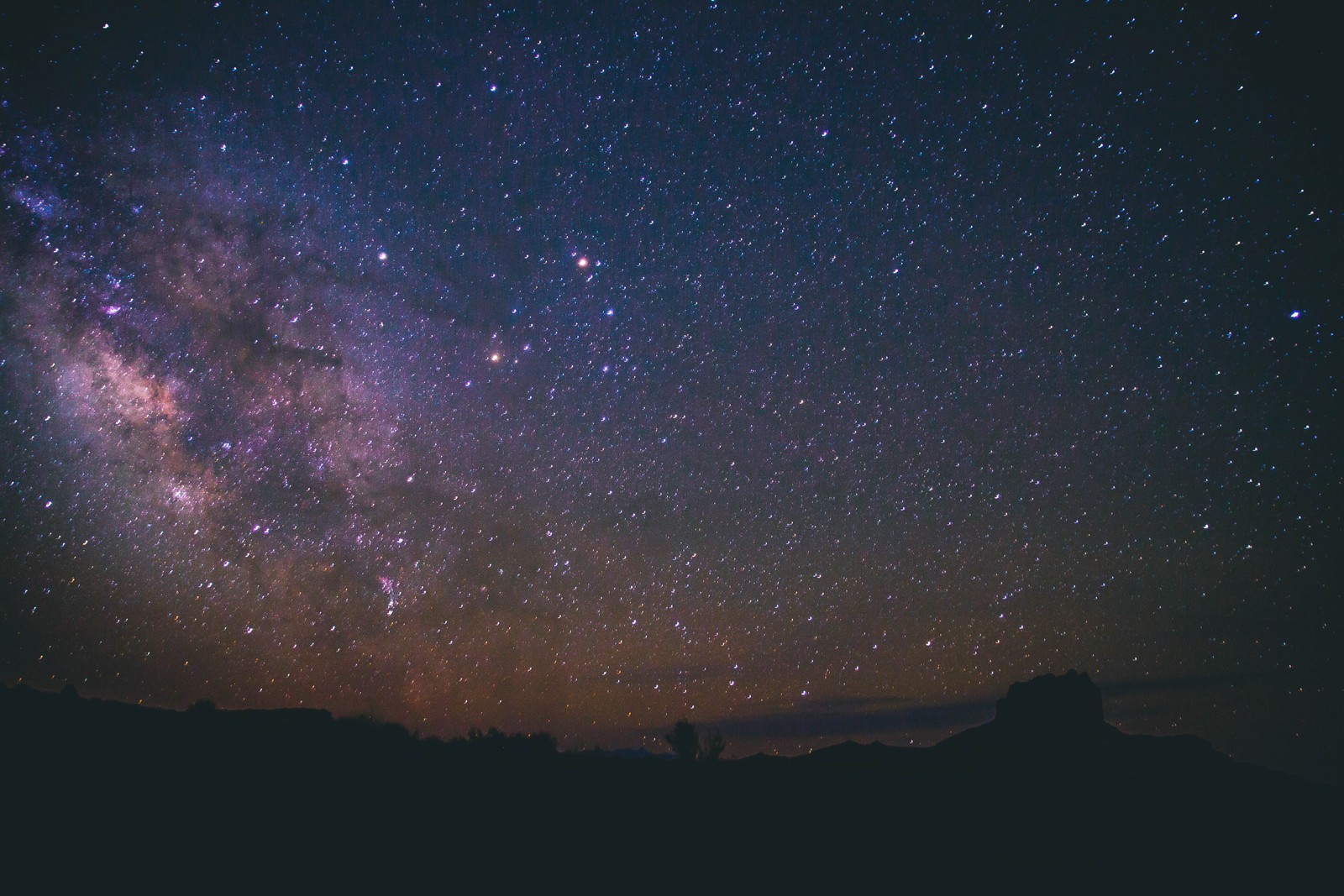 Un cielo nocturno con muchas estrellas y algunos árboles (universo, estrella, cielo nocturno, noche, galaxia)