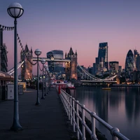 Skyline de Londres au crépuscule : Tower Bridge et paysage urbain reflétés sur la rivière Thames