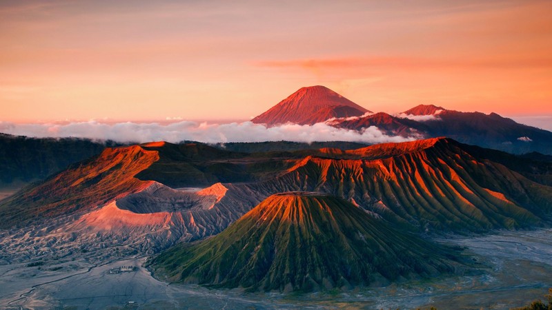 Вид на горный массив с несколькими облаками на небе (гора бромо, mount bromo, вулкан, гора, стратовулкан)