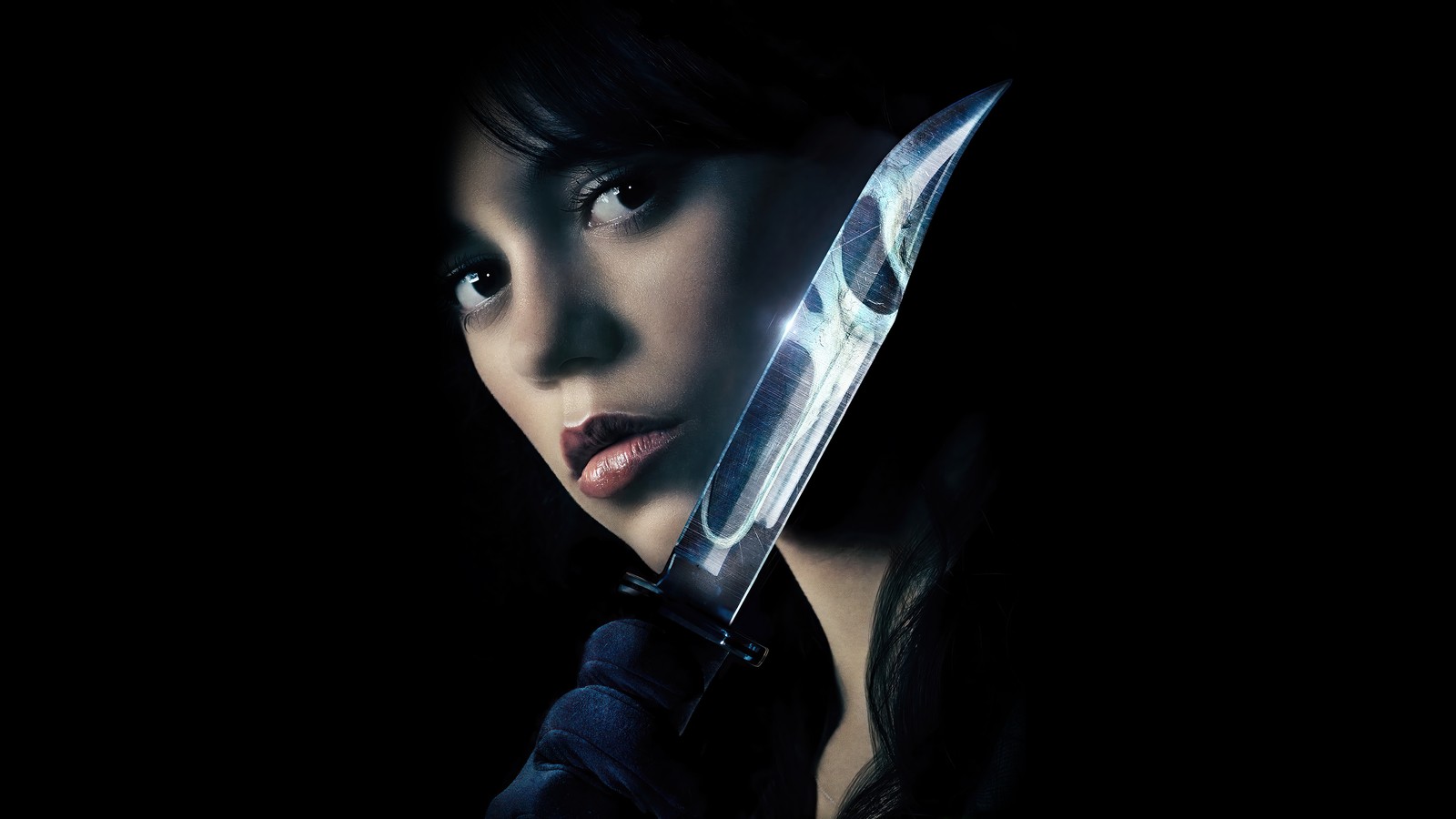 Una mujer árabe sosteniendo un cuchillo frente a su rostro (scream 6, película, scream vi, 2023, jenna ortega)