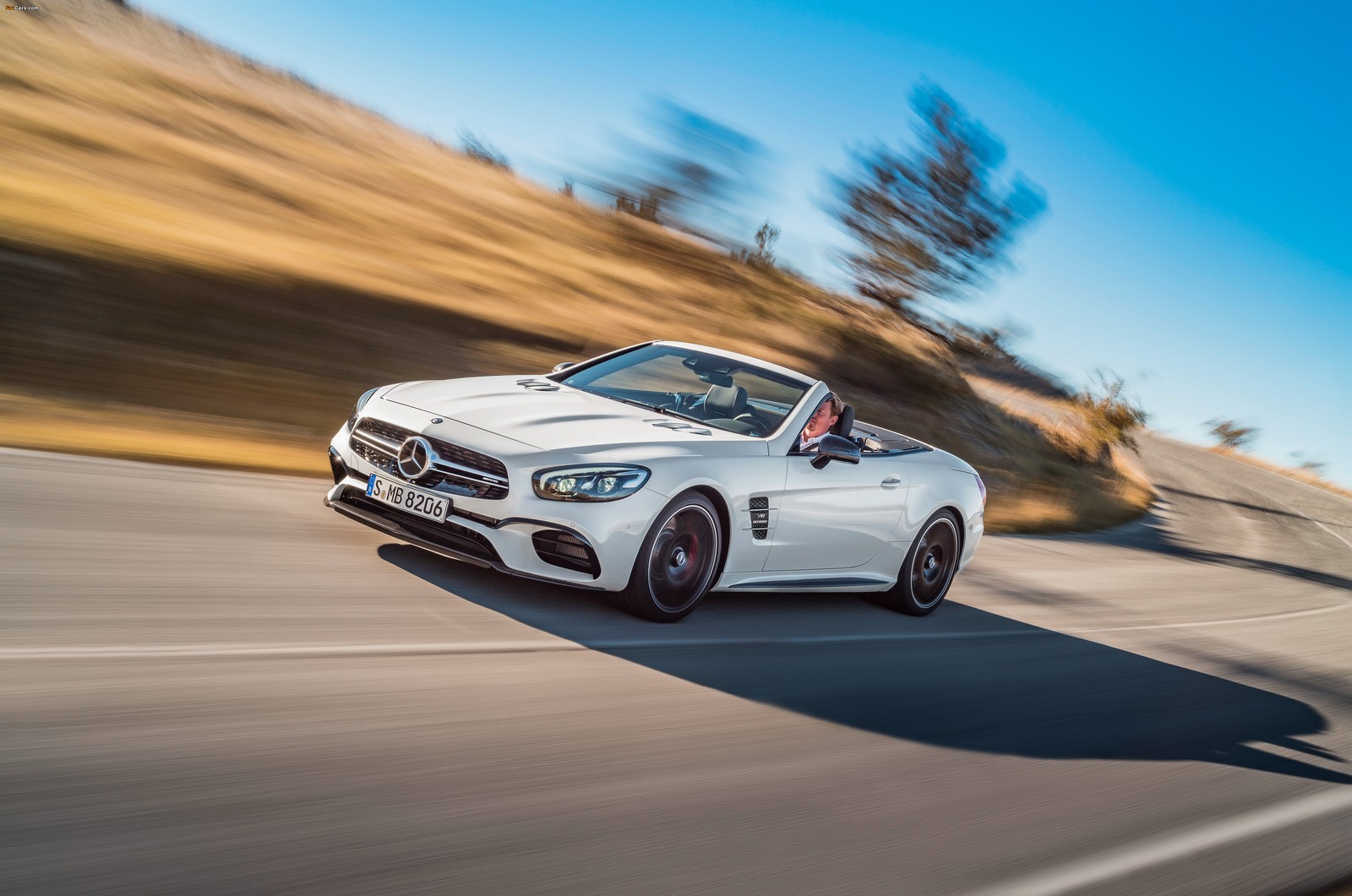 El mercedes slc roadster conduce por una carretera (coche, mercedes benz e class, automóvil deportivo, mercedes benz sl class, mercedes benz clase cls)