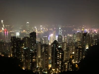 Paisaje urbano nocturno del puerto Victoria de Hong Kong