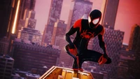 Miles Morales als Spider-Man auf einem Stadtgebäude, das lebendige städtische Szenario bei Dämmerung zeigt.