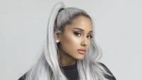 Ariana Grande in einem atemberaubenden Fotoshooting mit glattem weißen Haar und eleganter Styling.