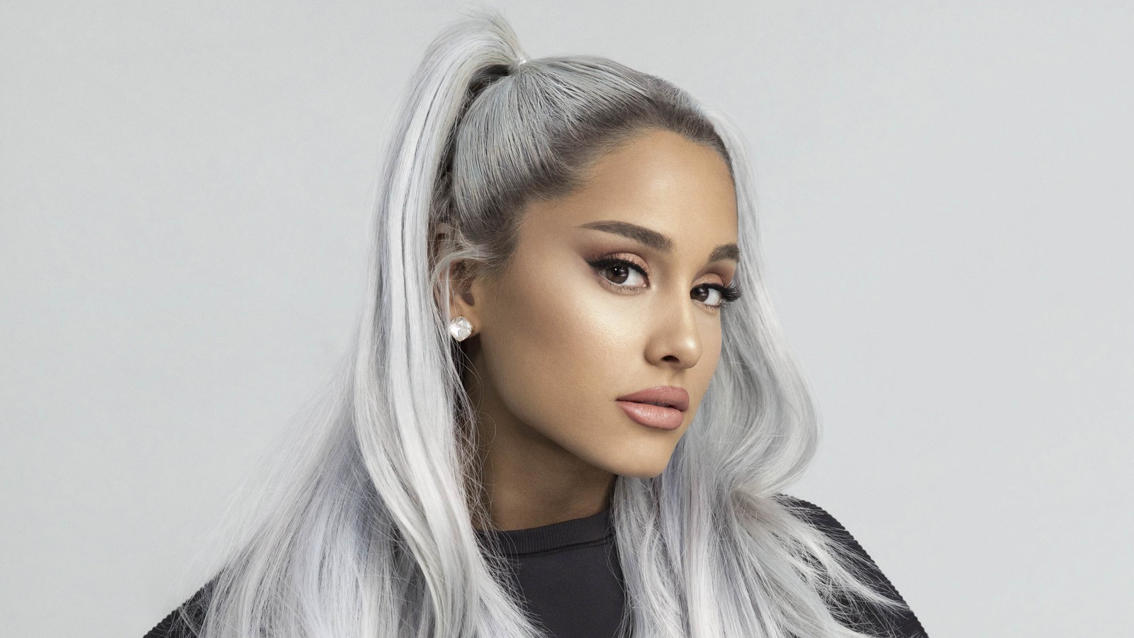 Una mujer con cabello largo y blanco y una coleta en una blusa negra (ariana grande, cantante, celebridad, mujeres, chicas)