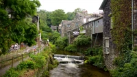 Encantoso curso de agua de Ambleside que fluye a través de la histórica aldea