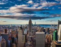 Impresionante horizonte de Manhattan con el Empire State Building bajo un cielo dramático