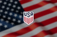 Логотип USMNT на фоне американского флага