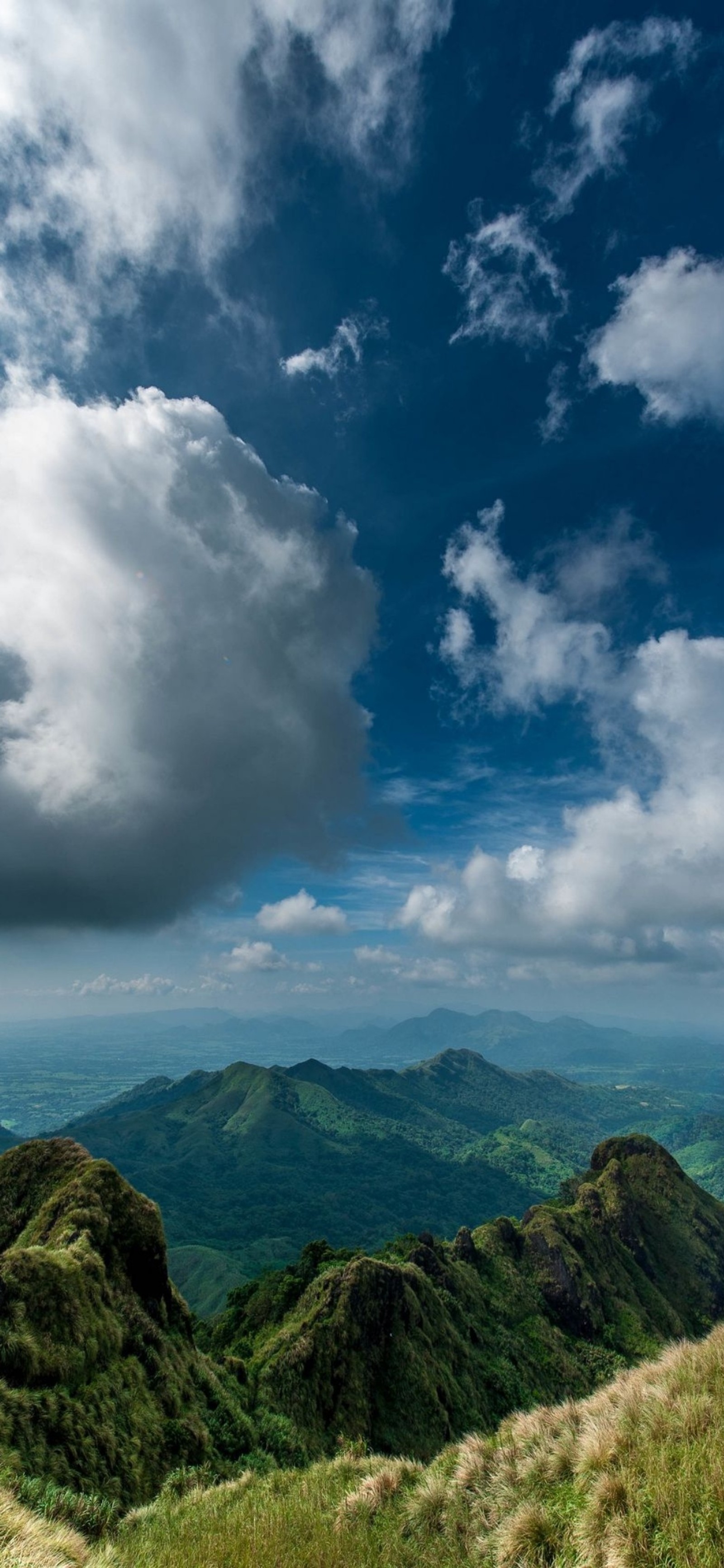 Há uma vista de uma cordilheira com algumas nuvens (terreno, nuvem, atmosfera, montanha, natureza)