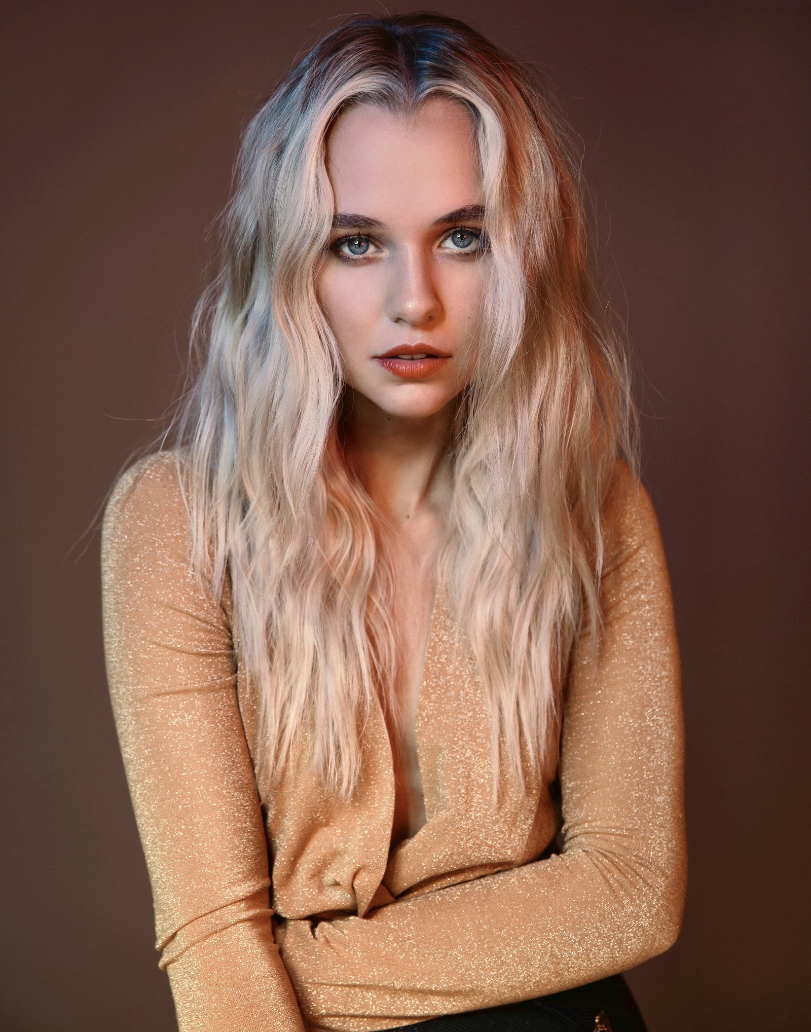 Femme blonde aux longs cheveux et haut doré posant pour une photo (madison iseman, actrice américaine, 5k, portrait, gens)