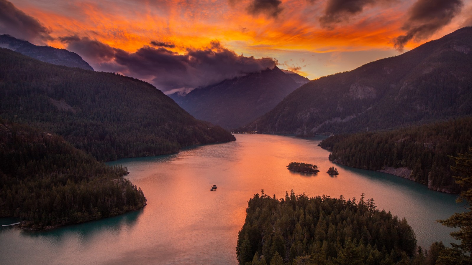 Une vue d'un lac entouré d'arbres et de montagnes au coucher du soleil (diablo, randonnée, lac, nuage, eau)