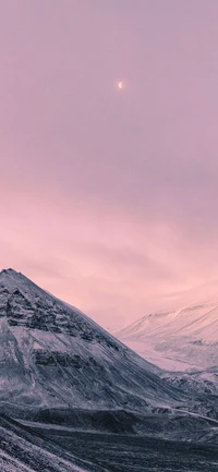 Serenas montanhas cobertas de neve sob um céu de tom rosa