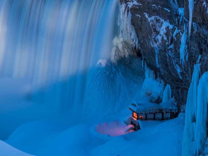 Водопад с красным фонарем перед ним в снегу (ниагарский водопад, niagara falls, зима, снег, синий)