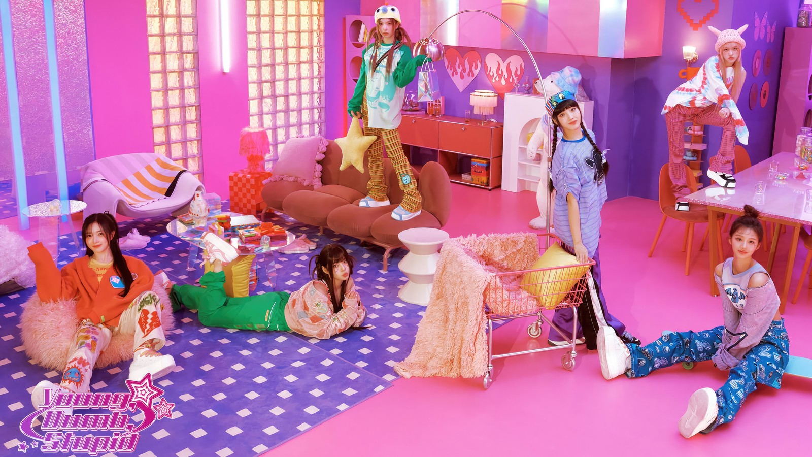 Un groupe de filles en pyjama assises sur un sol rose (nmixx, kpop, k pop, filles, groupe de filles coréen)