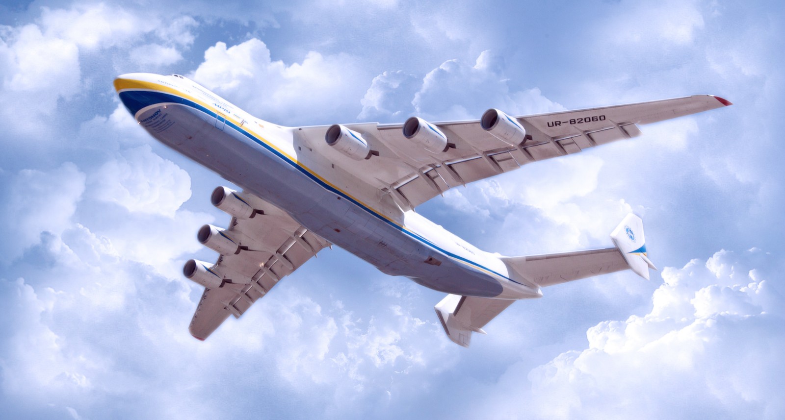 Un avion volant dans le ciel avec des nuages et un ciel bleu (aéronef, avion cargo, antonov, avion, aviation)