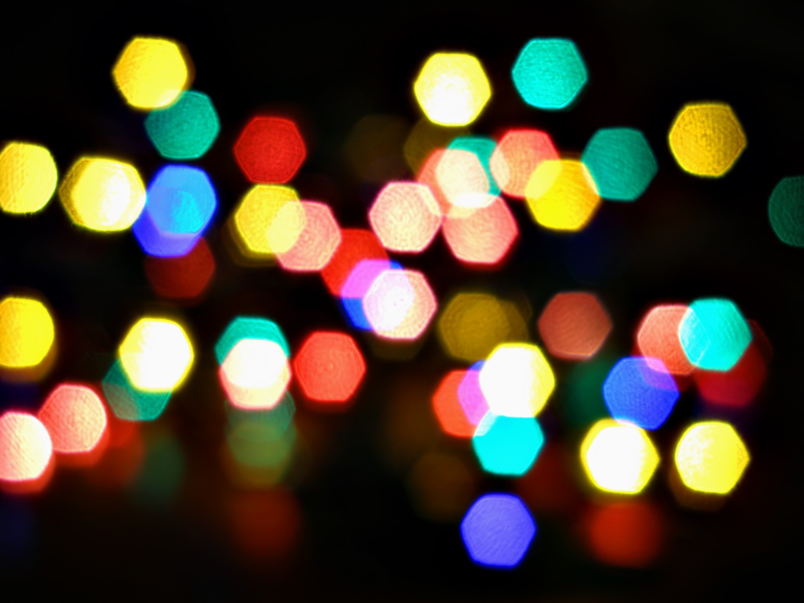 Luzes coloridas estão dispostas em uma sala escura (luzes de natal, dia de natal, luz, iluminação, noite)