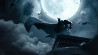 Batman, der auf einem Dach sitzt, silhouettiert gegen einen Vollmond, mit dramatischen Wolken und Fledermäusen am Nachthimmel, verkörpert das Wesen eines dunklen Superhelden.