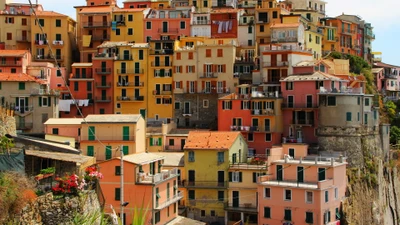 Bâtiments résidentiels colorés empilés sur une colline dans un quartier urbain pittoresque.