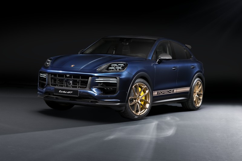 Порше кайен показан в темной комнате (порше кайен турбо гт, porsche cayenne turbo gt, люксовый внедорожник, 2023, машины)