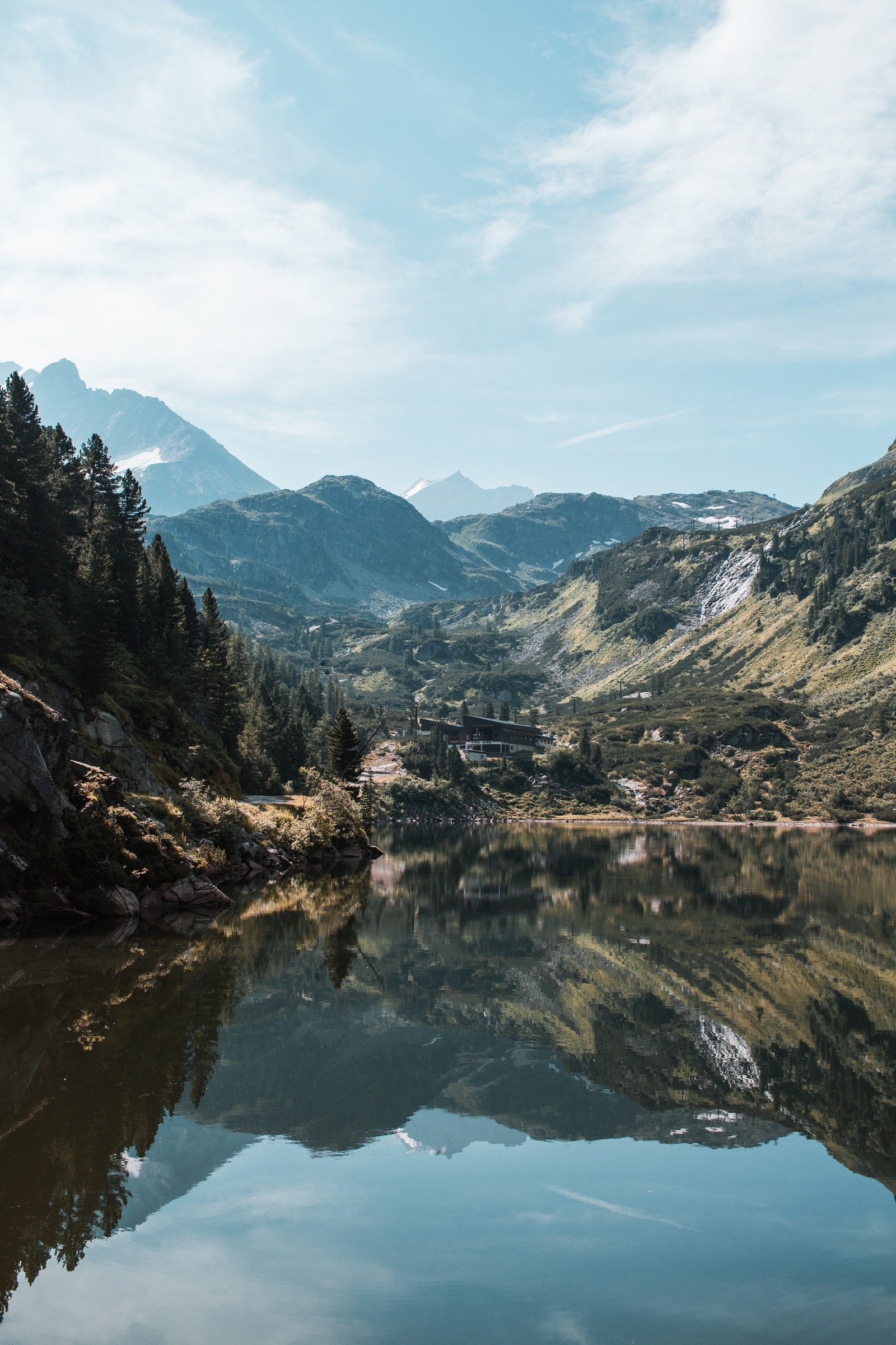 Ein see inmitten eines berges mit einer bergkette im hintergrund (wasser, natur, wildnis, reflexion, gebirgige landformen)