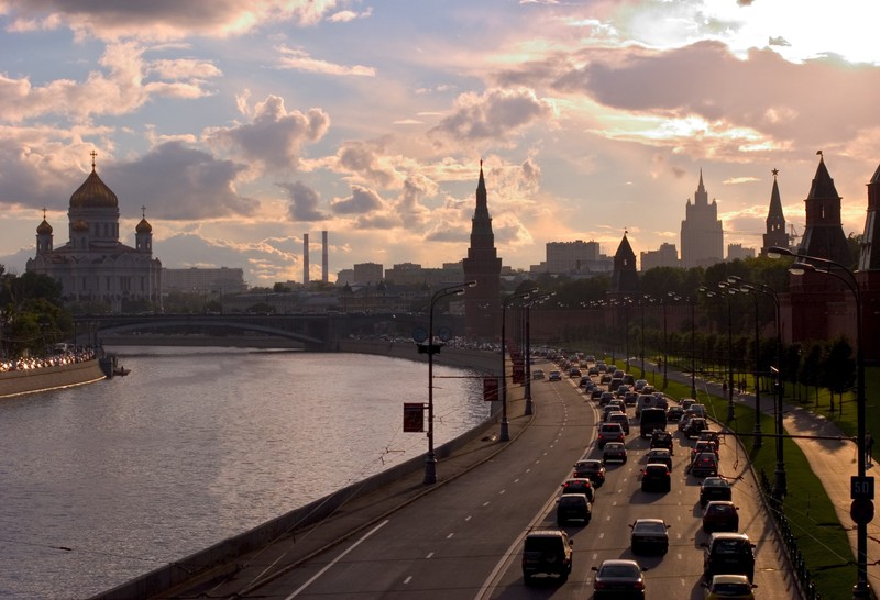 Автомобили движутся по дороге рядом с рекой и мостом (москва, достопримечательность, город, городской пейзаж, метрополия)