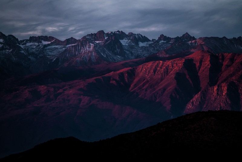 Горы, покрытые снегом, и красное небо на фоне (brown mountains, вид с воздуха, горный хребет, пейзаж, ледник)