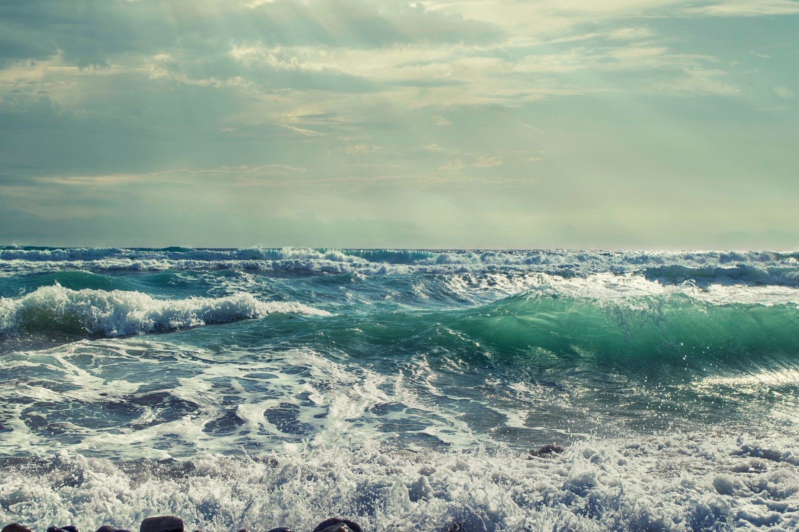 Um grande corpo d'água com ondas se aproximando (paisagem marinha, ondas, raios de sol, 5k, natureza)