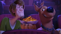 Shaggy e Scooby desfrutando de nachos no cinema