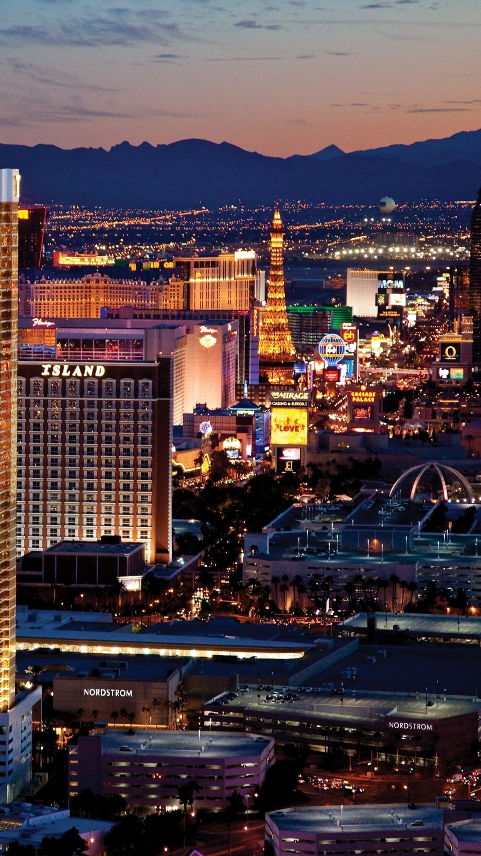 Vista aérea de uma cidade à noite com uma montanha ao fundo (cassino, casino, hotel, las vegas, nevada)