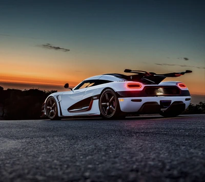 Koenigsegg One: Uma maravilha de supercarro contra um fundo de pôr do sol