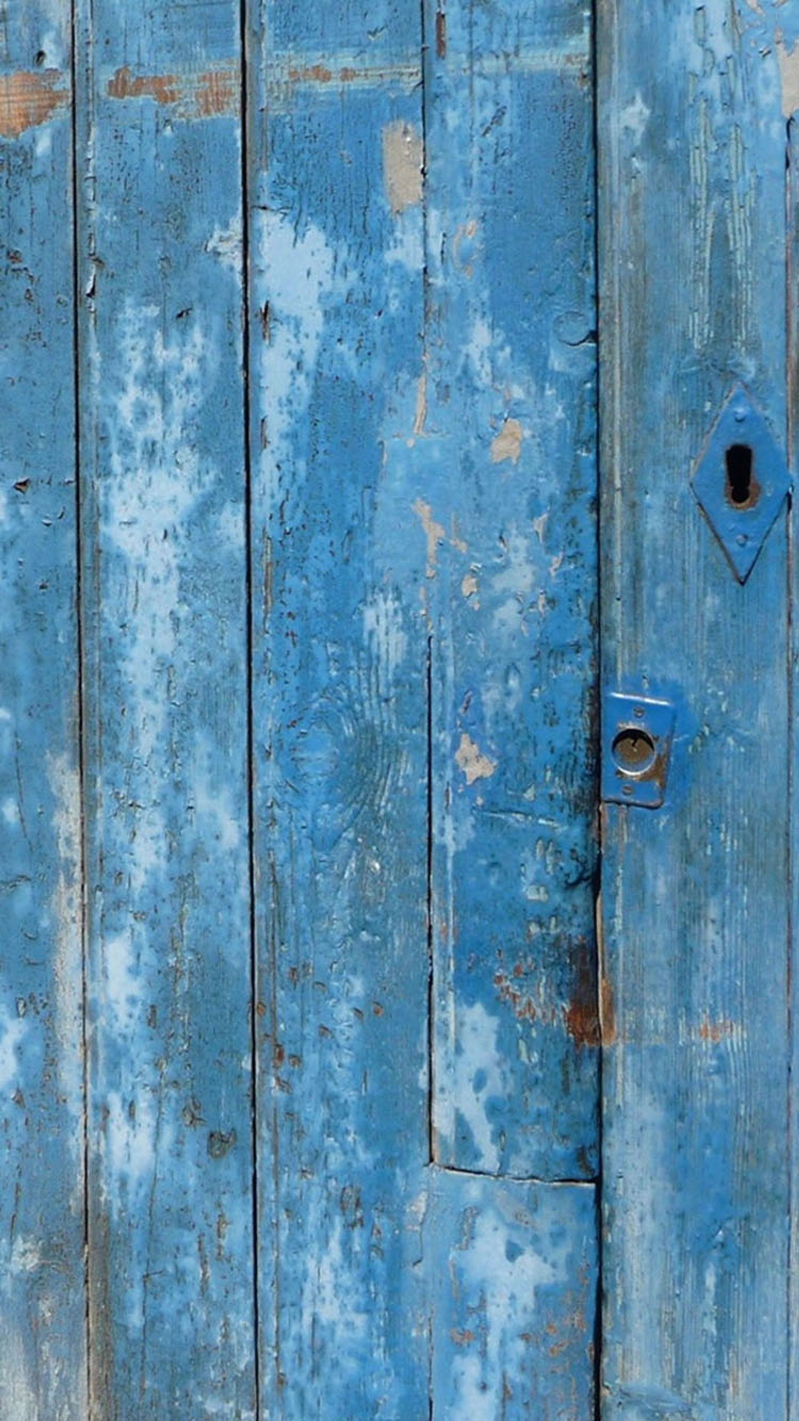 Une porte en bois bleue avec un trou au milieu (porte, en bois)