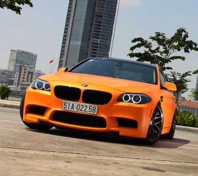 Vibrante BMW M3 naranja con diseño elegante en un entorno urbano